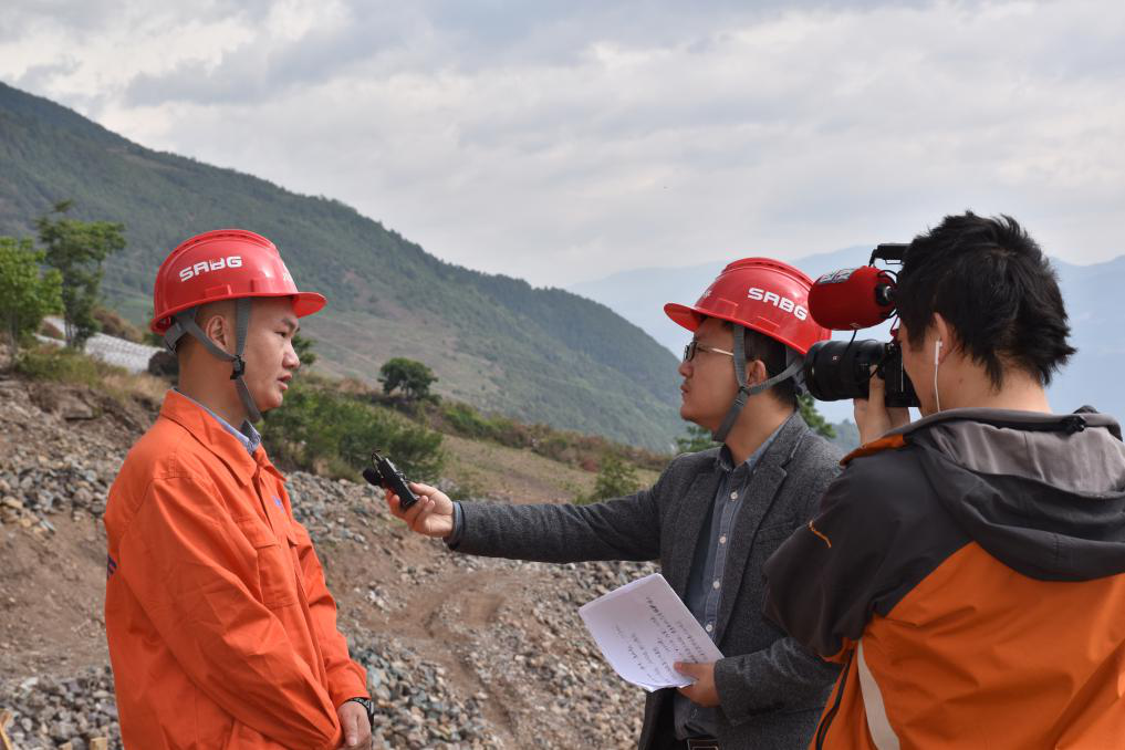 省道S464普格段公路升級改造工程一標項目經理麥先權接受四川衛視《四川觀察》記者采訪