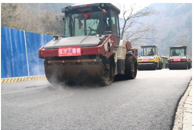 九寨溝景區項目瀝青路面試驗段鋪筑成功